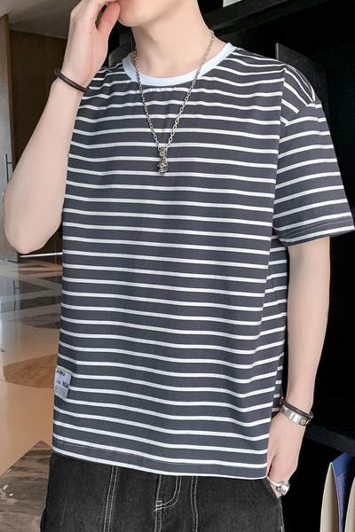 Meeste triibuline ovaalse dekoltee ja lühikeste varrukatega T-särk