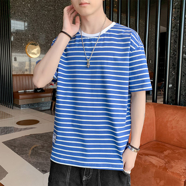 Meeste triibuline ovaalse dekoltee ja lühikeste varrukatega T-särk