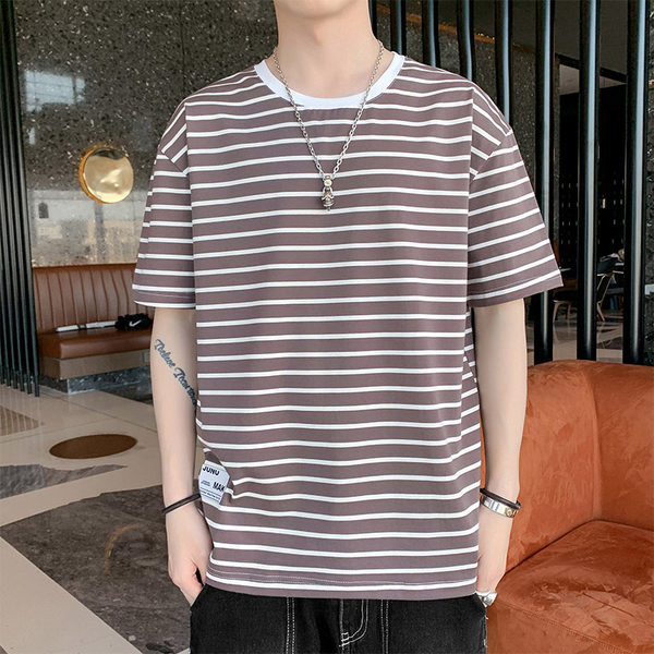 Meeste triibuline ovaalse dekoltee ja lühikeste varrukatega T-särk