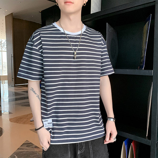 Meeste triibuline ovaalse dekoltee ja lühikeste varrukatega T-särk