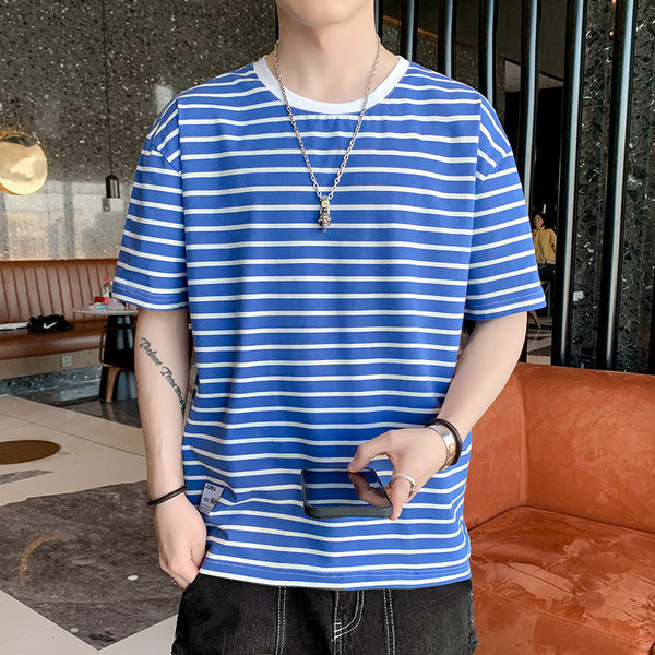 Meeste triibuline ovaalse dekoltee ja lühikeste varrukatega T-särk