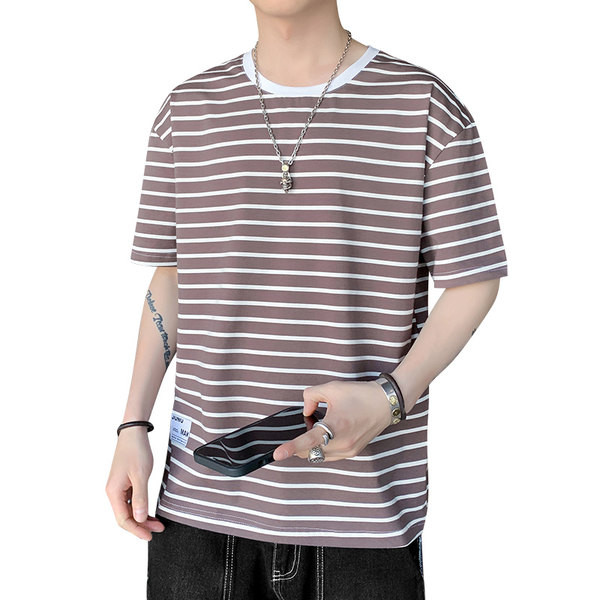 Meeste triibuline ovaalse dekoltee ja lühikeste varrukatega T-särk