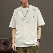 Meeste lai tikandi ja ovaalse kaelusega T-särk