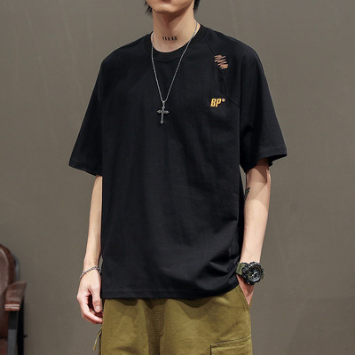 Meeste lai tikandi ja ovaalse kaelusega T-särk