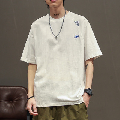 Meeste lai tikandi ja ovaalse kaelusega T-särk