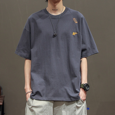 Meeste lai tikandi ja ovaalse kaelusega T-särk