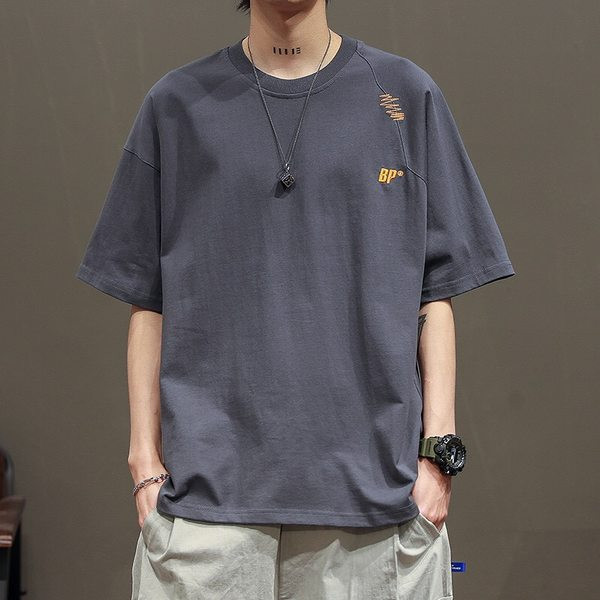 Meeste lai tikandi ja ovaalse kaelusega T-särk