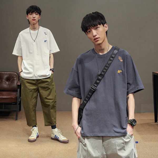 Meeste lai tikandi ja ovaalse kaelusega T-särk