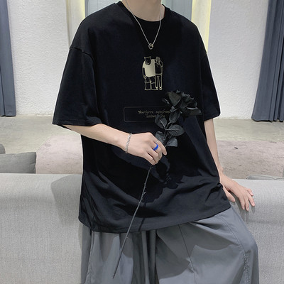 Široki model ljetne majice s aplikacijom