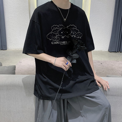 Široki model ljetne majice s aplikacijom