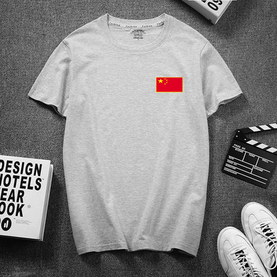 Meeste lühikeste varrukate ja aplikatsiooniga T-särk – ovaalne kaelus