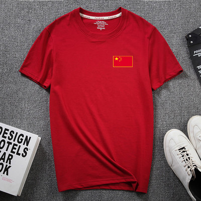 Meeste lühikeste varrukate ja aplikatsiooniga T-särk – ovaalne kaelus