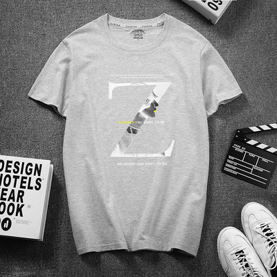 Meeste lühikeste varrukate ja aplikatsiooniga T-särk – ovaalne kaelus