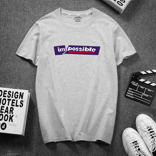 Meeste lühikeste varrukate ja aplikatsiooniga T-särk – ovaalne kaelus