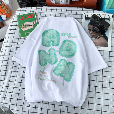 Moodne lai värvilise aplikatsiooniga T-särk meestele