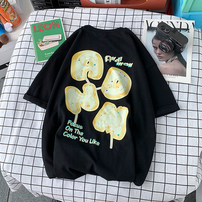 Moodne lai värvilise aplikatsiooniga T-särk meestele