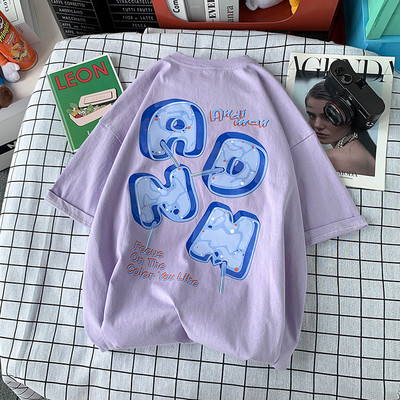 Moodne lai värvilise aplikatsiooniga T-särk meestele