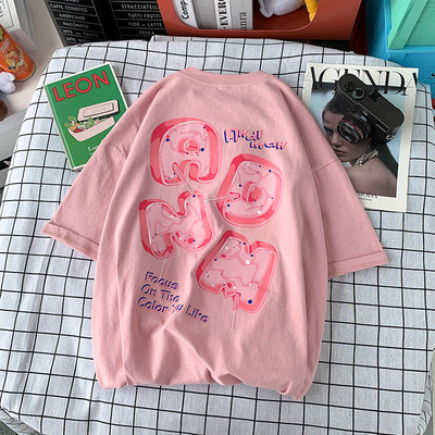 Moodne lai värvilise aplikatsiooniga T-särk meestele