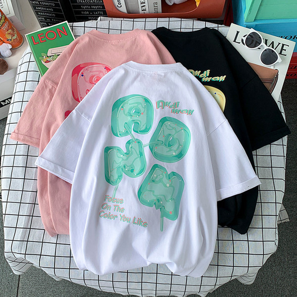 Moodne lai värvilise aplikatsiooniga T-särk meestele