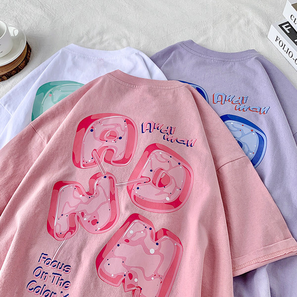 Moodne lai värvilise aplikatsiooniga T-särk meestele