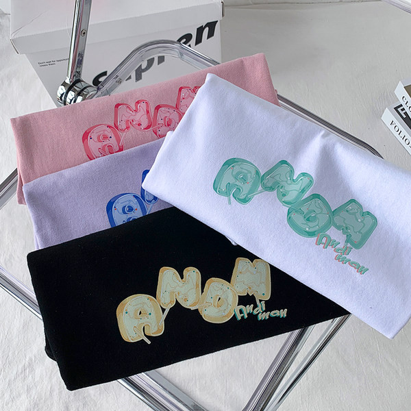 Moodne lai värvilise aplikatsiooniga T-särk meestele