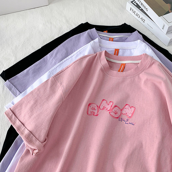 Moodne lai värvilise aplikatsiooniga T-särk meestele