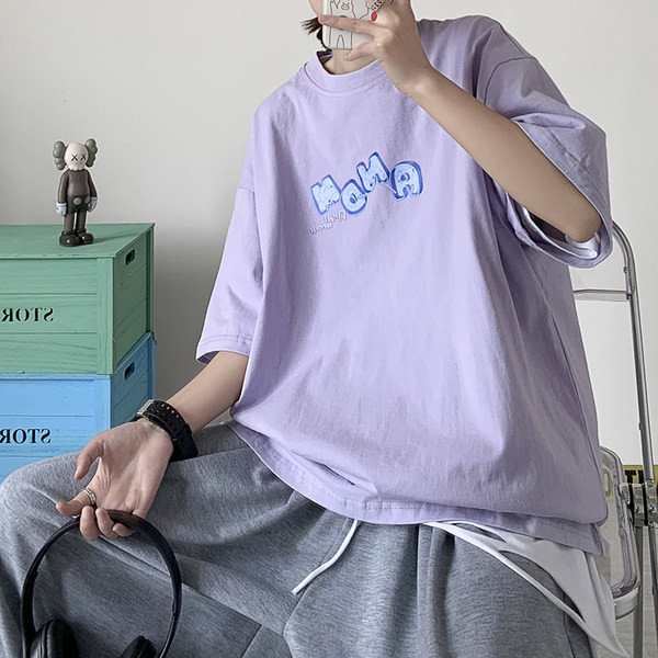 Moodne lai värvilise aplikatsiooniga T-särk meestele