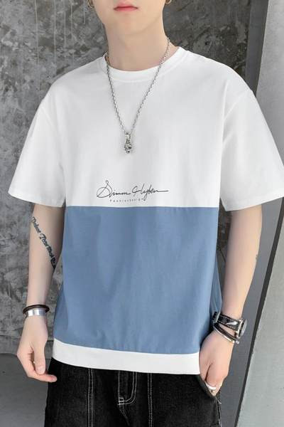 Moodne meeste t-särk kirjadega