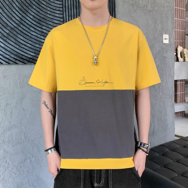 Moodne meeste t-särk kirjadega