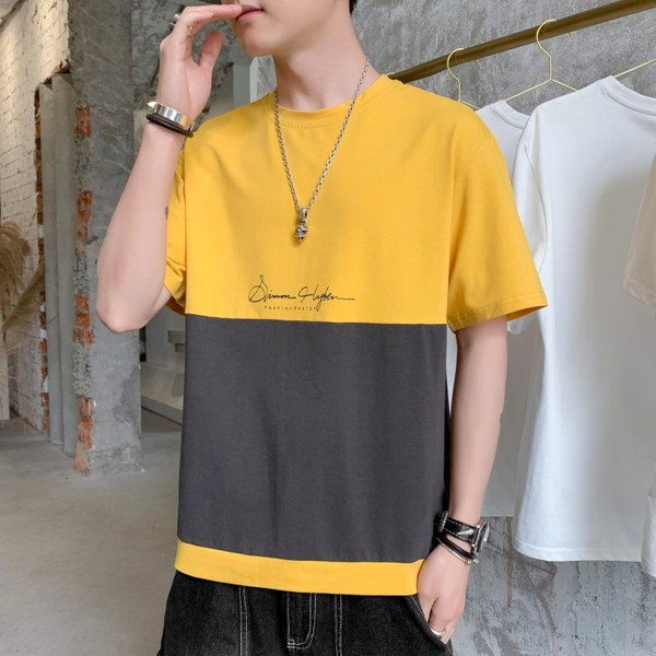 Moodne meeste t-särk kirjadega