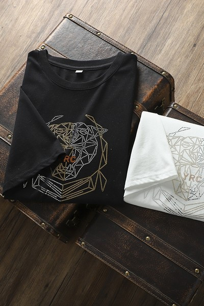 Lühikeste varrukate ja aplikatsiooniga meeste T-särk