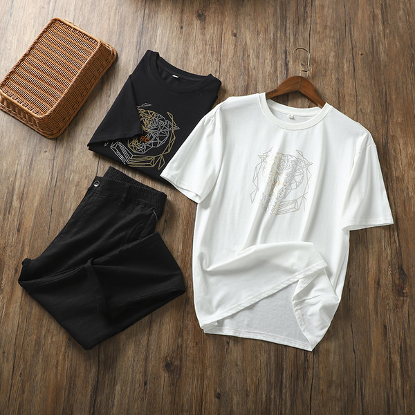 Lühikeste varrukate ja aplikatsiooniga meeste T-särk