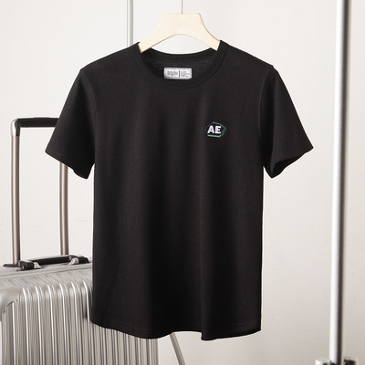 Meeste lühikeste varrukate ja tikandiga T-särk