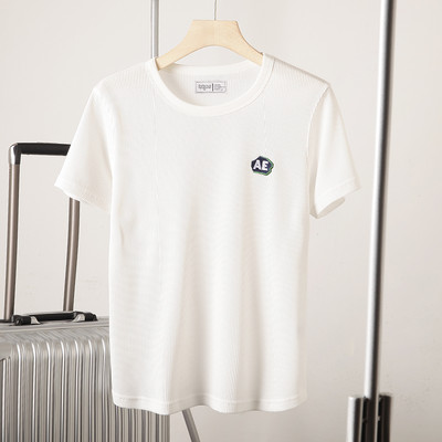 Meeste lühikeste varrukate ja tikandiga T-särk