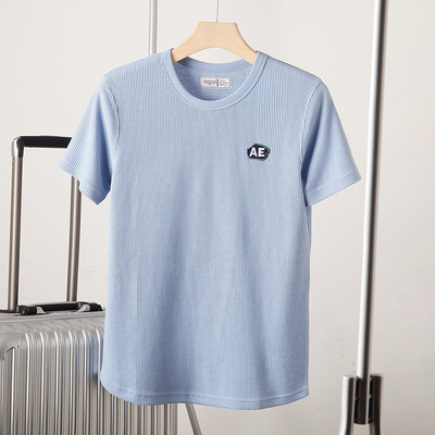 Meeste lühikeste varrukate ja tikandiga T-särk