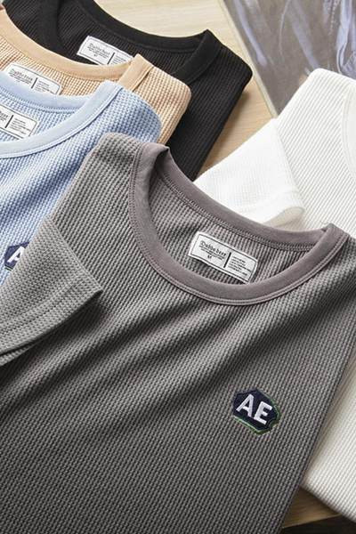 Meeste lühikeste varrukate ja tikandiga T-särk