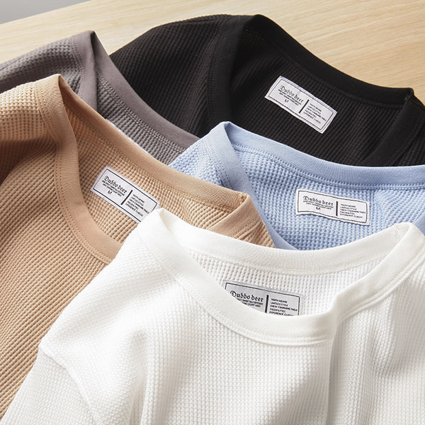 Meeste lühikeste varrukate ja tikandiga T-särk