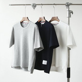 Casual ανδρικό μπλουζάκι με έμβλημα και στρογγυλό ντεκολτέ