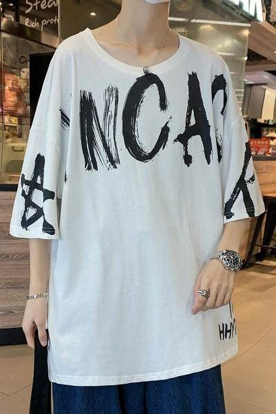 Мъжка широка тениска с надписи и овално деколте