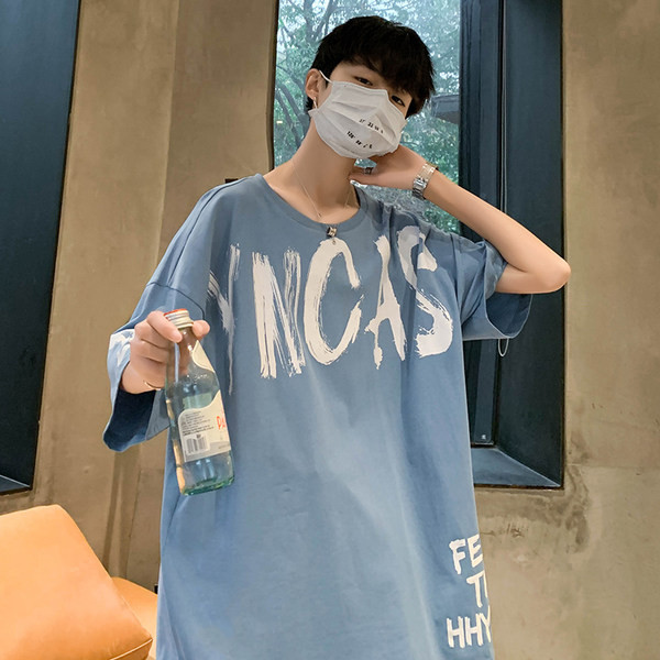 Мъжка широка тениска с надписи и овално деколте