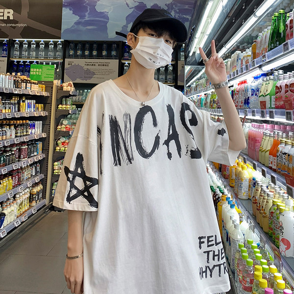 Мъжка широка тениска с надписи и овално деколте