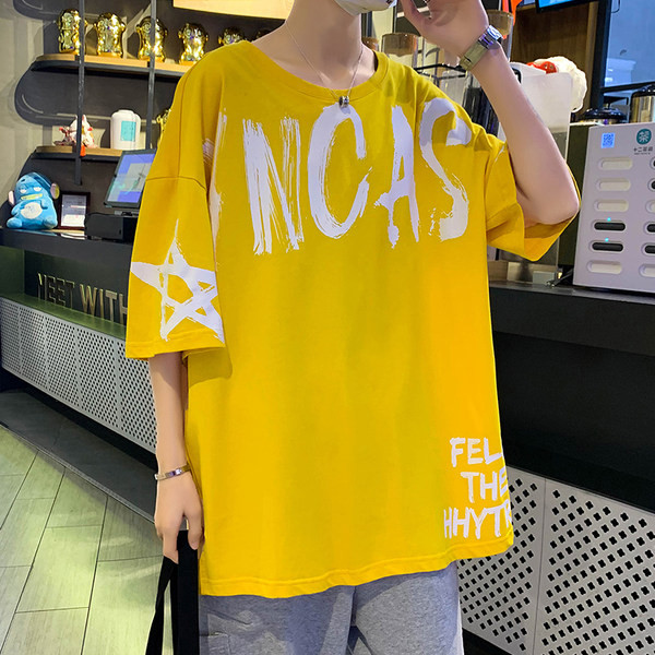 Мъжка широка тениска с надписи и овално деколте