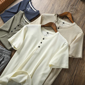 Meeste nööpide ja lühikeste varrukatega T-särk