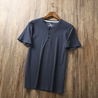 Meeste nööpide ja lühikeste varrukatega T-särk