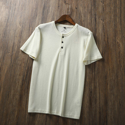 Meeste nööpide ja lühikeste varrukatega T-särk