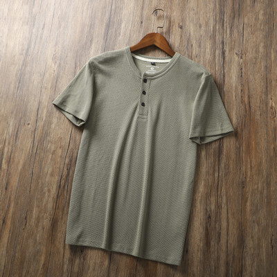 Meeste nööpide ja lühikeste varrukatega T-särk