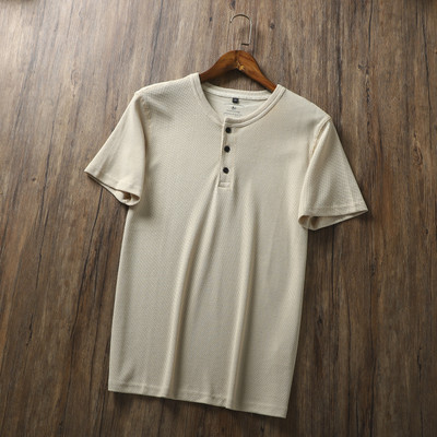 Meeste nööpide ja lühikeste varrukatega T-särk