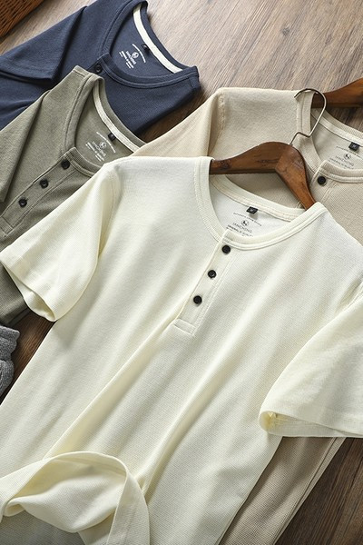 Meeste nööpide ja lühikeste varrukatega T-särk