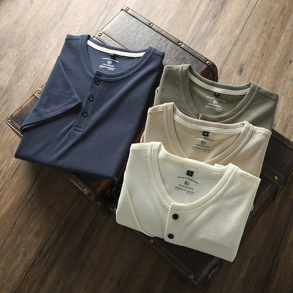 Meeste nööpide ja lühikeste varrukatega T-särk