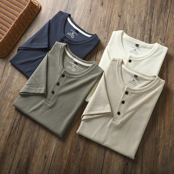 Meeste nööpide ja lühikeste varrukatega T-särk